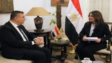 صورة تجمع وزيرة الثقافة الدكتورة جيهان زكي مع الإعلامي القدير الأستاذ عمرو الليثي خلال لقائهما في مقر وزارة الثقافة المصرية لبحث سبل التعاون الثقافي والإعلامي.