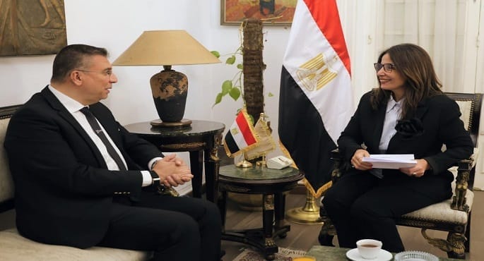 صورة تجمع وزيرة الثقافة الدكتورة جيهان زكي مع الإعلامي القدير الأستاذ عمرو الليثي خلال لقائهما في مقر وزارة الثقافة المصرية لبحث سبل التعاون الثقافي والإعلامي.