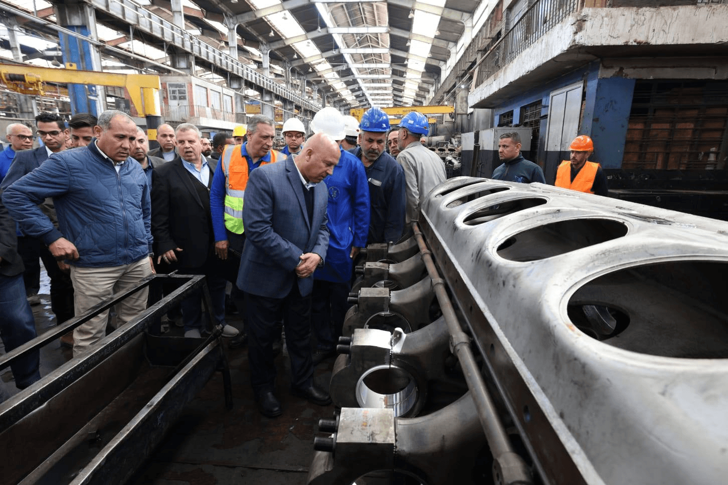 وزير النقل المهندس كامل الوزير يتفقد ورش صيانة جرارات السكك الحديدية بشركة إيرماس.