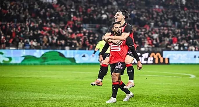 لاعبو فريق رين يحتفلون بتسجيل هدف ضد أوكسير في الدوري الفرنسي