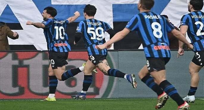 لاعبو أتالانتا يحتفلون بتسجيل هدف الفوز على نابولي في الدوري الإيطالي