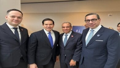 صورة تمثيلية لوزير الخارجية المصري يصافح مسؤولاً دولياً خلال اجتماعات في واشنطن.