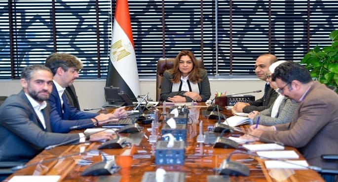 اجتماع وزيرة البيئة مع ممثلي شركة "كلين كربون" لبحث مشروع تحويل المخلفات إلى وقود.