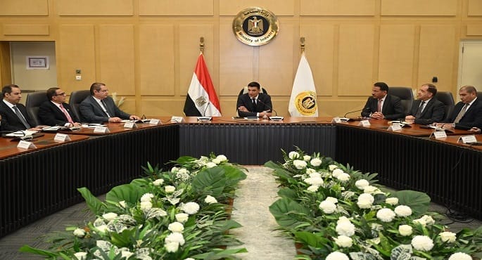 وزير الصناعة المهندس خالد هاشم يترأس اجتماعاً لقيادات الوزارة.