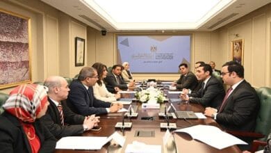 وزيرة الثقافة تلتقي وزير الشباب والرياضة لمناقشة خطط دعم الشباب.