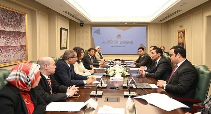 وزيرة الثقافة تلتقي وزير الشباب والرياضة لمناقشة خطط دعم الشباب.
