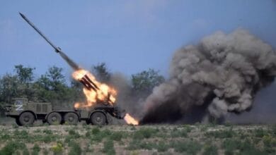 صورة توضيحية للدفاعات الجوية الروسية وهي تتصدى للطائرات المسيرة.