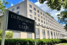 صورة توضيحية لرايتي الولايات المتحدة وإيران، متجاورتين أو متقاطعتين، في إشارة إلى المحادثات والجهود الدبلوماسية بين البلدين.