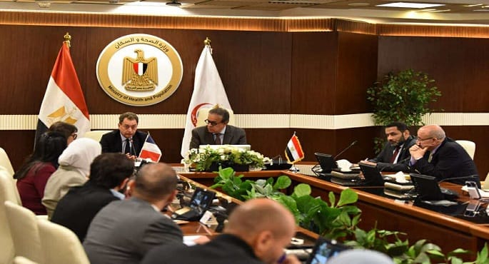 وزير الصحة خالد عبدالغفار يلتقي السفير الفرنسي إريك شوفالييه لبحث دعم علاج مرضى الأورام من غزة.