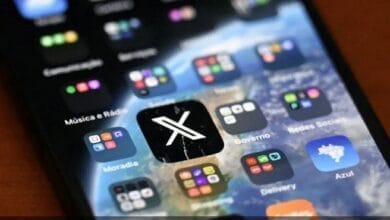 شعار منصة X باللونين الأسود والأبيض يظهر على شاشة رقمية مع وجود علامة خطأ أو عطل، وخلفية رقمية داكنة توحي بالاضطراب التقني.