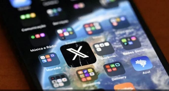 شعار منصة X باللونين الأسود والأبيض يظهر على شاشة رقمية مع وجود علامة خطأ أو عطل، وخلفية رقمية داكنة توحي بالاضطراب التقني.