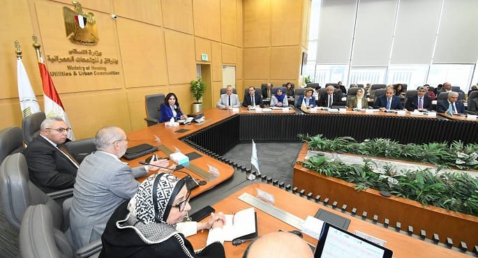 وزيرة الإسكان المهندسة راندة المنشاوي خلال اجتماع لمتابعة مشروع حدائق تلال الفسطاط.