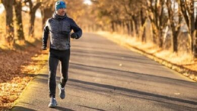 شخص يمارس تمارين رياضية عالية الكثافة في صالة ألعاب رياضية، يعكس الجهد والتركيز، في سياق تقليل نوبات الهلع وتحسين الصحة النفسية.