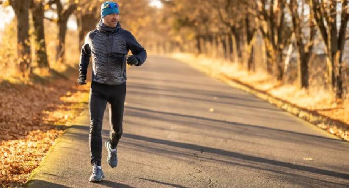 شخص يمارس تمارين رياضية عالية الكثافة في صالة ألعاب رياضية، يعكس الجهد والتركيز، في سياق تقليل نوبات الهلع وتحسين الصحة النفسية.