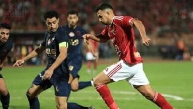 شعار الدوري المصري الممتاز مع كرات قدم وخلفية توضح خريطة الشرق الأوسط وأفريقيا، للدلالة على الصدارة الإقليمية والدولية.