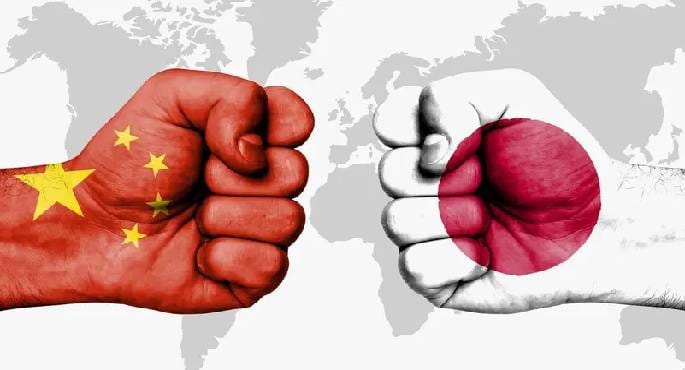 صورة لمبنى البرلمان الياباني مع علم اليابان.