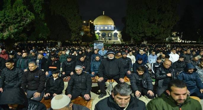 صورة تظهر حاجزاً عسكرياً احتلالياً أمام المسجد الأقصى خلال شهر رمضان