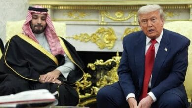 صورة مجردة تمثل المباني الحكومية الأمريكية والاتفاقيات الدولية.