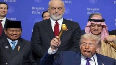 صورة توضح دونالد ترامب وهو يغادر اجتماع "مجلس السلام" وهو يحمل مطرقة.