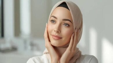 امرأة تشرب كوب ماء بشهية بعد الإفطار في رمضان