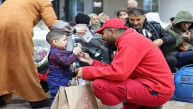 فرق الهلال الأحمر تقدم الخدمات الإغاثية في معبر رفح.