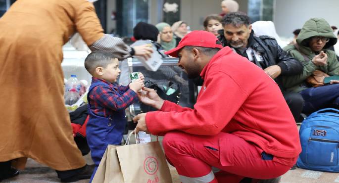 فرق الهلال الأحمر تقدم الخدمات الإغاثية في معبر رفح.