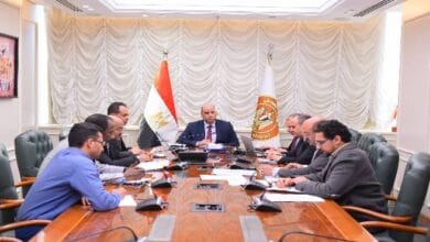 وزير العمل حسن رداد خلال اجتماع لمتابعة الاستعدادات للانتخابات النقابية العمالية.