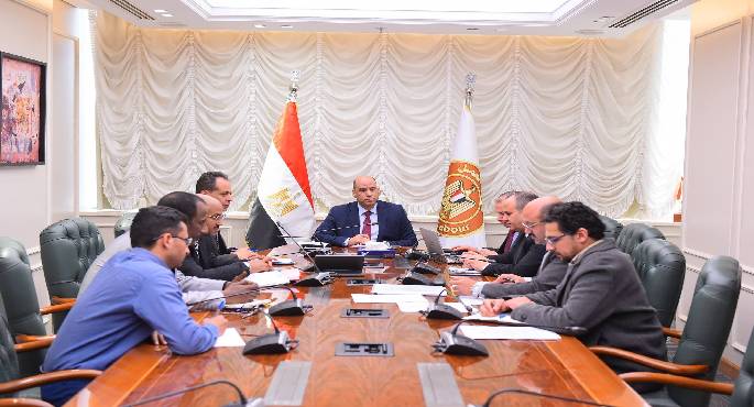 وزير العمل حسن رداد خلال اجتماع لمتابعة الاستعدادات للانتخابات النقابية العمالية.