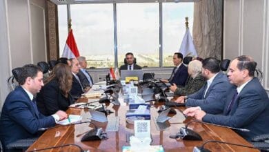 وزير التموين د. شريف فاروق خلال اجتماعه مع وفد مؤسسة حياة كريمة.