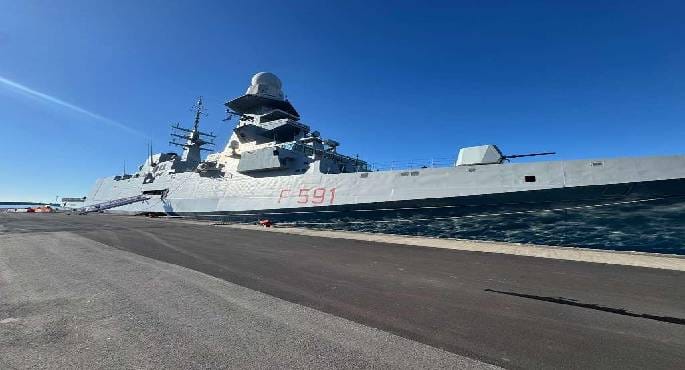 حاملة طائرات تابعة لحلف الناتو تبحر في مياه البحر المتوسط خلال مناورة بحرية