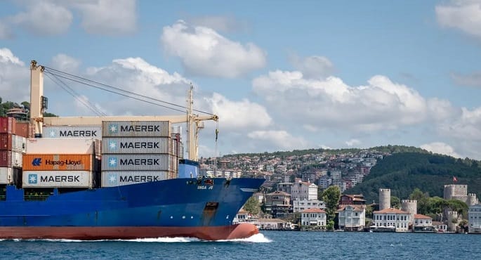 صورة توضح رمز التعريفة الجمركية العالمية مع أعلام دول متنافسة.