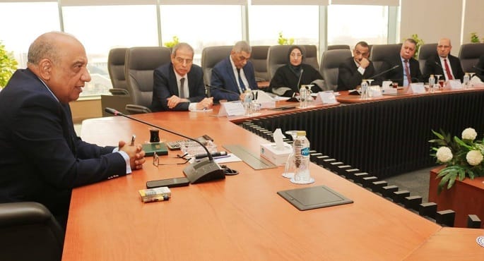 صورة لاجتماع وزير الكهرباء والطاقة المتجددة المهندس محمود عصمت مع قيادات قطاع الكهرباء في مصر، لمناقشة خطط تعزيز الشبكة الكهربائية وإضافة 300 ميجاوات من المحطات المائية، في إطار الاستعدادات لفصل الصيف.