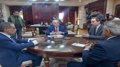 صورة للاجتماع يظهر فيها الكاتب الصحفي ضياء رشوان وزير الدولة للإعلام، محاطًا برؤساء الهيئات الإعلامية المصرية، أثناء مناقشة آليات التنسيق المشترك.