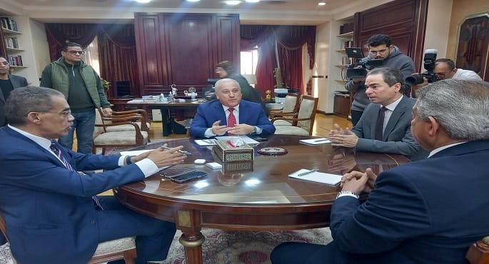 صورة للاجتماع يظهر فيها الكاتب الصحفي ضياء رشوان وزير الدولة للإعلام، محاطًا برؤساء الهيئات الإعلامية المصرية، أثناء مناقشة آليات التنسيق المشترك.