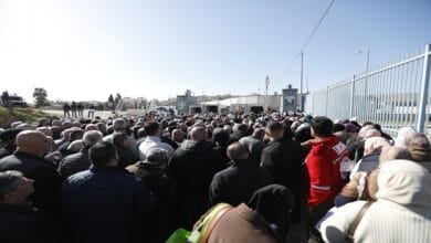 صورة لمسجد الأقصى المبارك وأمامه مصلون خلال شهر رمضان.