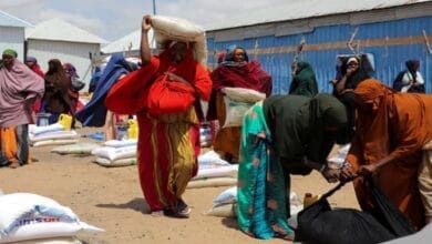 شخص يعرض عليه طعام في الصومال.