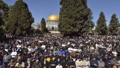 مصلون في المسجد الأقصى خلال صلاة الجمعة الأولى من رمضان.