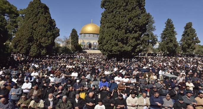 مصلون في المسجد الأقصى خلال صلاة الجمعة الأولى من رمضان.