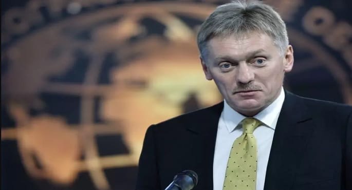 سفينة حربية روسية تبحر بجانب سفينة إيرانية في مياه الخليج العربي، في إشارة إلى المناورات المشتركة وسط توترات إقليمية.