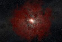 رسم فني يصور نجمًا عملاقًا ينهار بهدوء على نفسه ليتحول إلى ثقب أسود، مع توهج خافت ناتج عن جذب الغبار والغاز المحيطين نحو مركزه الكوني.