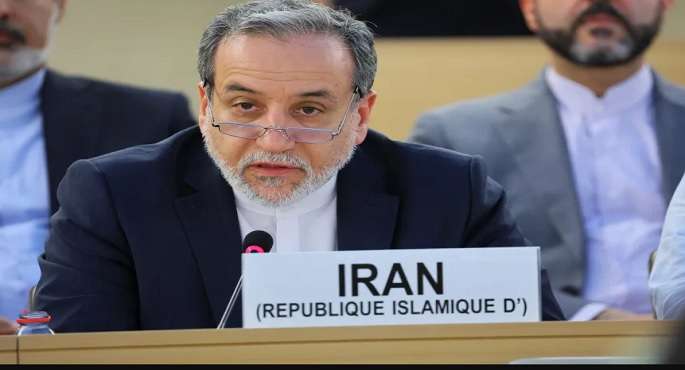 صورة لمعالي وزير الخارجية الإيراني الدكتور عباس عراقجي خلال مقابلة تلفزيونية.