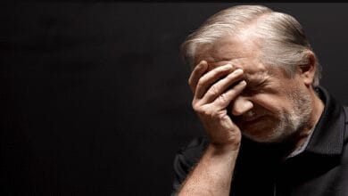 أعراض جسدية للخرف.. أطباء يحذرون من إهمالها ويوصون بالكشف المبكر