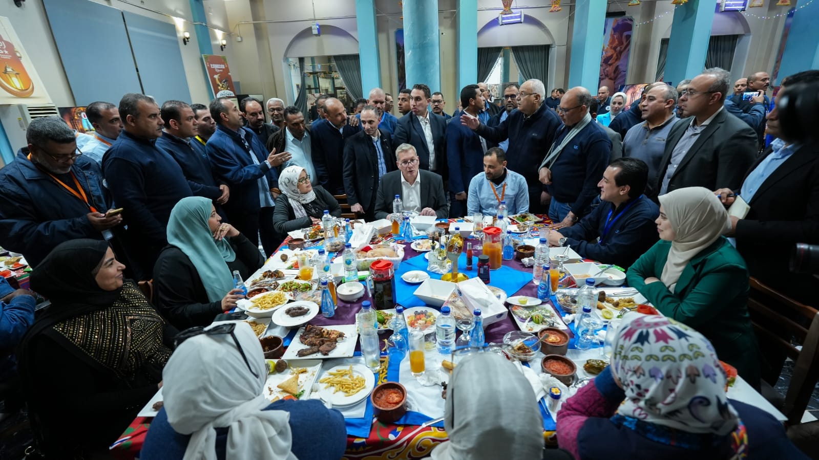 وزير البترول في قلب الصحراء الشرقية: مأدبة إفطار رمضانية تجمع القيادة بالعاملين في حقول رأس غارب