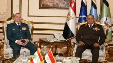 وزير الدفاع يلتقي قائد الجيش اللبناني لبحث تعزيز التعاون العسكري وتطورات المنطقة