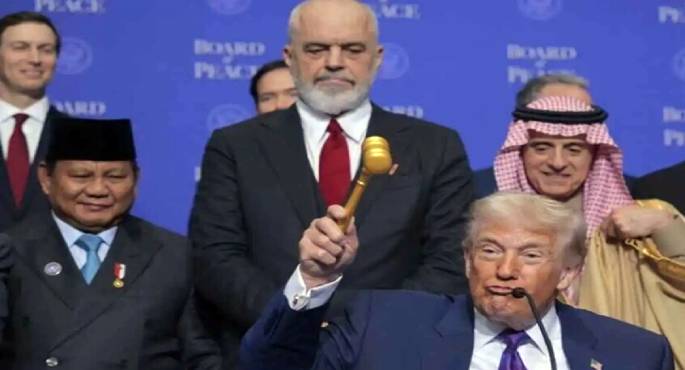 ترامب يثير ضجة بمغادرة اجتماع "مجلس السلام" بمطرقة ذهبية في يده!