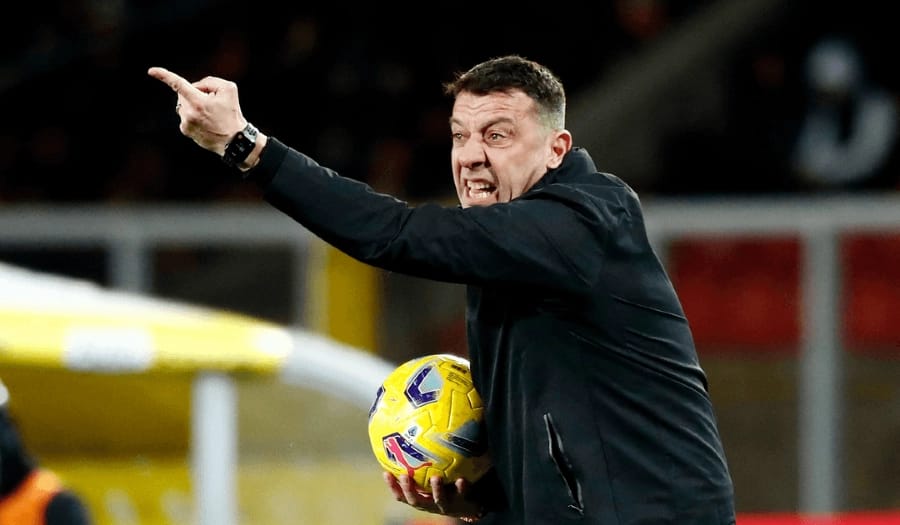 تورينو يُقيل باروني ويعين دافيرسا في صفقة سريعة وسط أزمة النتائج