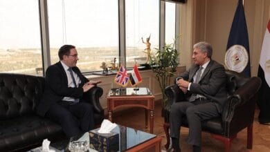 وزير السياحة يبحث مع السفير البريطاني تعزيز حركة السياحة والثقافة بين القاهرة ولندن