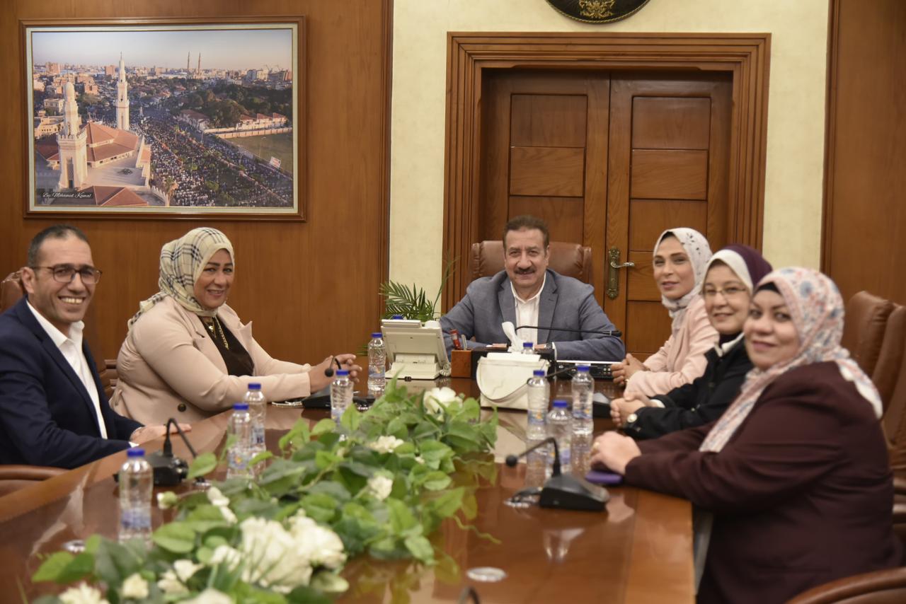 محافظ بورسعيد يضع خطة طموحة لرفع كفاءة الجهاز الإداري بالتعاون مع نقابة العاملين