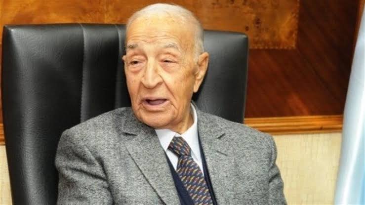 رحيل 'شيخ الإذاعيين' فهمي عمر.. صوت مصر الذي عبر الأجيال ووثق تاريخها