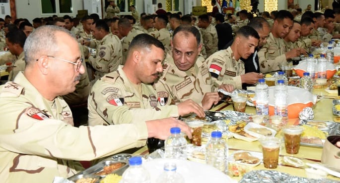 القائد العام للقوات المسلحة يشارك مقاتلي الجيش الثاني الميداني إفطار رمضان: تأكيد على التلاحم ورفع الروح المعنوية
